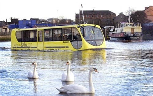 Xe buýt chạy dưới nước